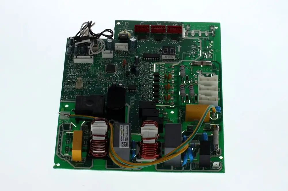 BOSCH Leiterplatte mit verschiedenen elektronischen Komponenten, Anschlüssen und einem digitalen Display, auf grünem Untergrund montiert.